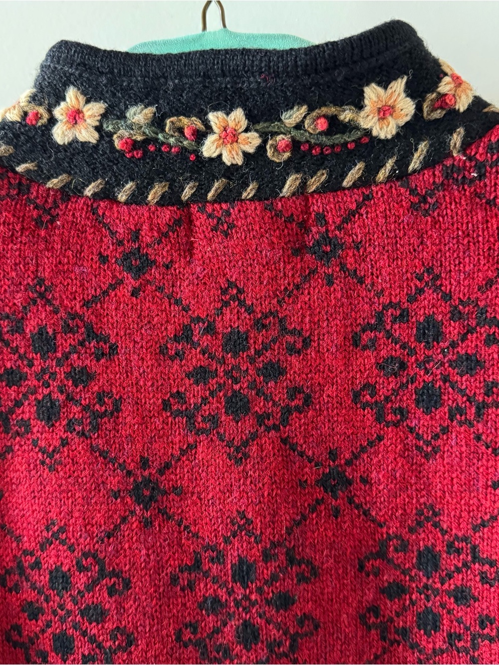 Icelandic Design wool cardigan - Picture 6 of 15